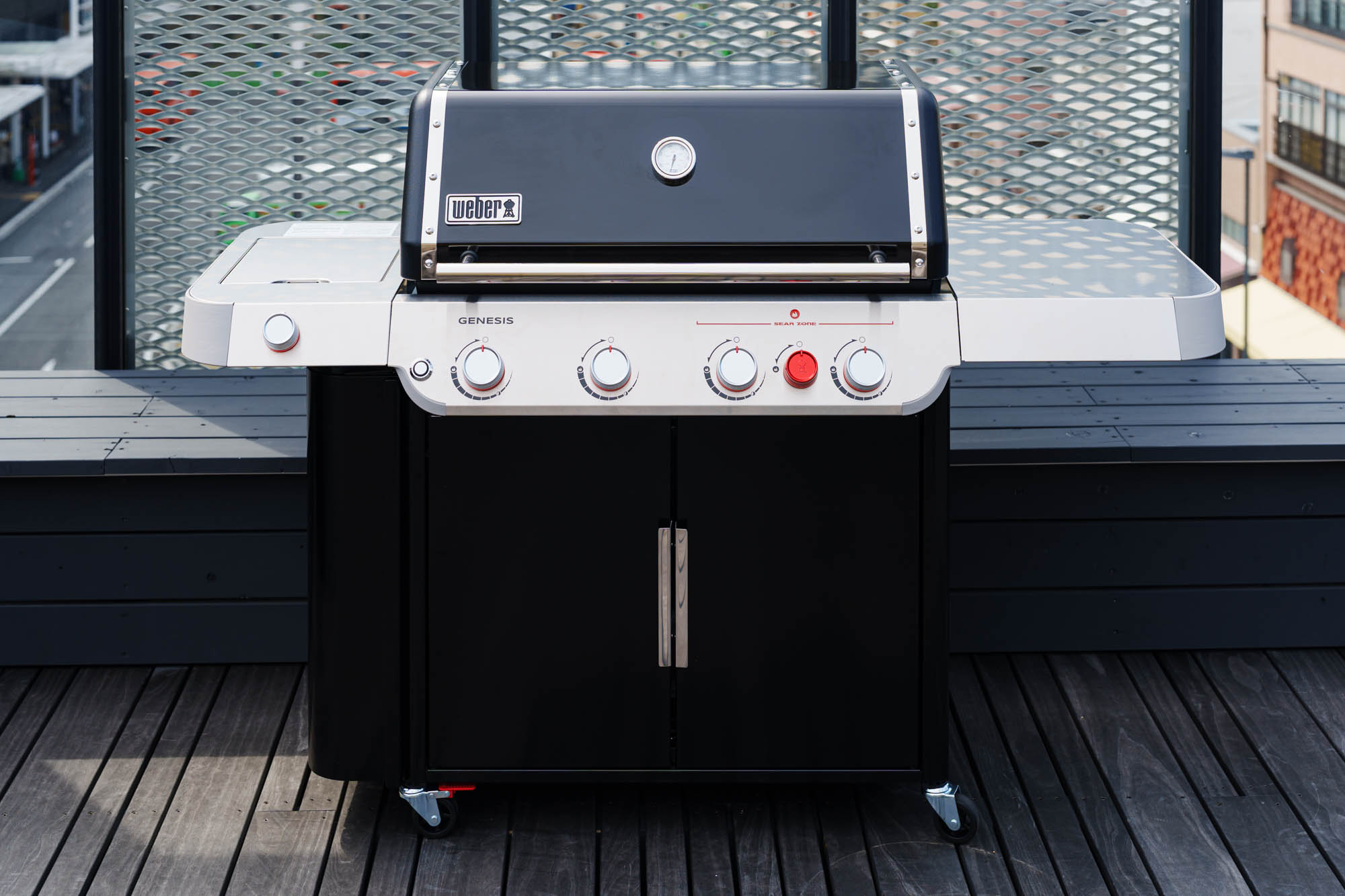 Weber Genesis E-435 大型ガスグリル 1