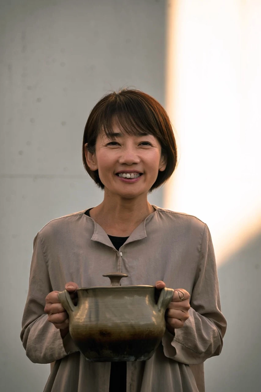 鍋を手にほほえむ平野ミカさん