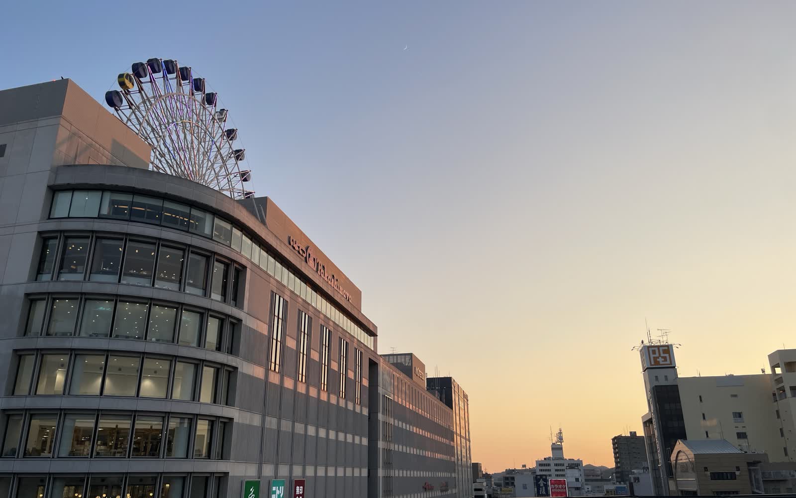 夕暮れのCommons屋上と街の景色